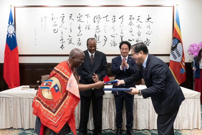 總統與恩史瓦帝三世國王見證法務部長鄭銘謙與史瓦帝尼王國司法暨憲政事務部部長席梅拉內（Prince Simelane）親王簽署「臺史刑事司法互助合作協定」