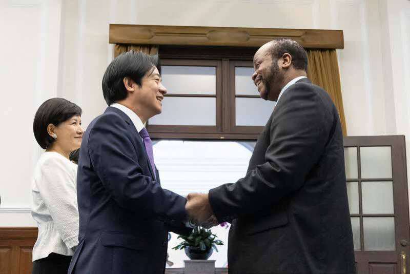 賴清德總統伉儷偕同蕭美琴副總統10日上午在總統府接受參加中華民國115年國慶活動的各國慶賀團、代表們及駐臺使節，致賀我國雙十國慶