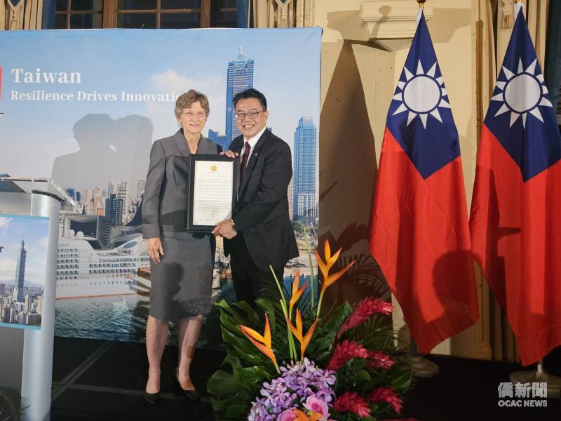 珊瑚閣市副市長Rhonda Anderson(左)代表該市頒發賀狀，由駐邁阿密辦事處處長周啟宇(右)代表接受