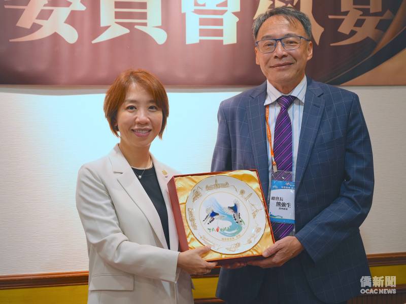 115年國慶僑胞致詞代表熊強生（右）與僑務委員會代理委員長李姸慧合影（左）。