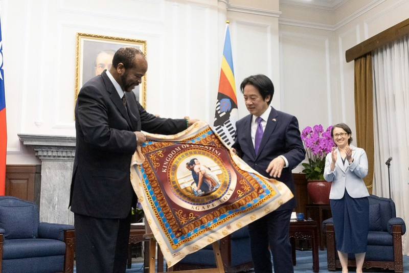 賴清德總統偕同蕭美琴副總統今（9）日上午與恩史瓦帝三世國王進行雙邊會晤，並共同見證簽署「臺史刑事司法互助合作協定」