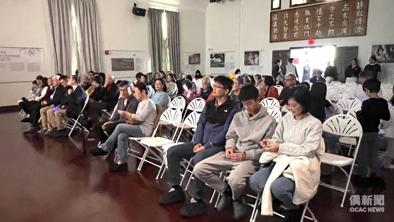 出席音樂會的人提前進場等候。