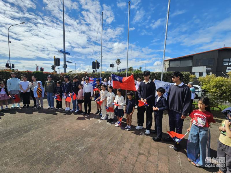 奧克蘭五大僑校聯合組成28人青少年朗誦團，以稚嫩卻充滿自信的聲音道出雙十國慶由來及臺灣民主發展