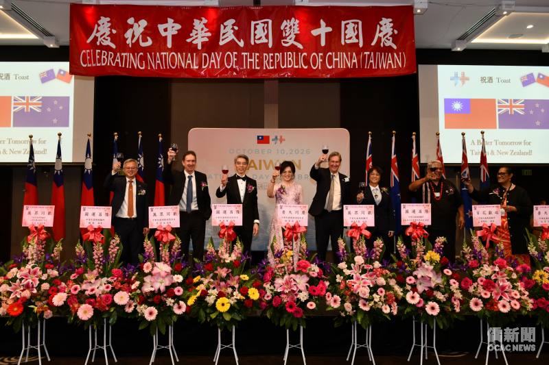 貴賓共同舉杯祝賀中華民國臺灣115年國慶。左起：僑務委員施振嘉、奧克蘭市議員John Watson、林晨富伉儷、紐國國會議員David Wilson、立法委員林倩綺、市議員Alf Filipaina、市議員Lotu Fuli