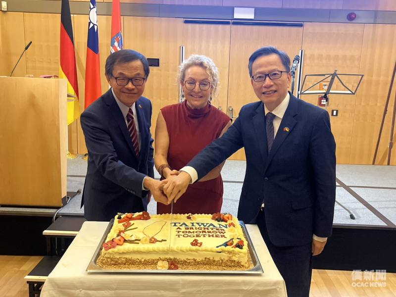 羅美舜、費特邁亞、谷瑞生共切國慶蛋糕，歡慶雙十