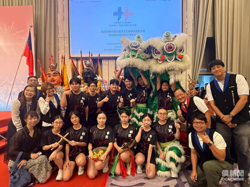 僑務委員會文化教師羅兆渝協助訓練胡志明市臺灣學校學生舞獅團隊，展現傳統文化傳承成果。