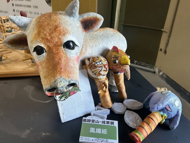大葉大學師生利用鳳梨葉製成「鳳纖紙」，並做成各種動物造型手偶道具，落實友善環境、循環再利用精神。（大葉大學提供）