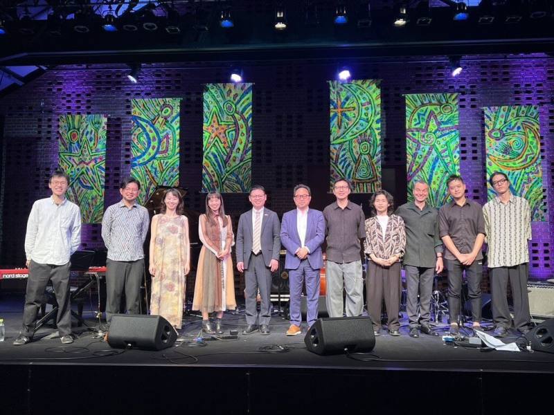 台灣爵士音樂再度登上日本大型爵士音樂節「橫濱JAZZ PROMENADE」舞台，橫濱紅磚倉庫10日推出「台灣特別舞台」專場。文化部駐日台灣文化中心主任曾鈐龍（右6）、駐橫濱辦事處處長蘇岳璽（左5）與曾增譯（右5）帶領的三重奏及羅妍婷（左4）領軍的台灣x橫濱聯合樂團於演後合影。（駐日台灣文化中心提供）