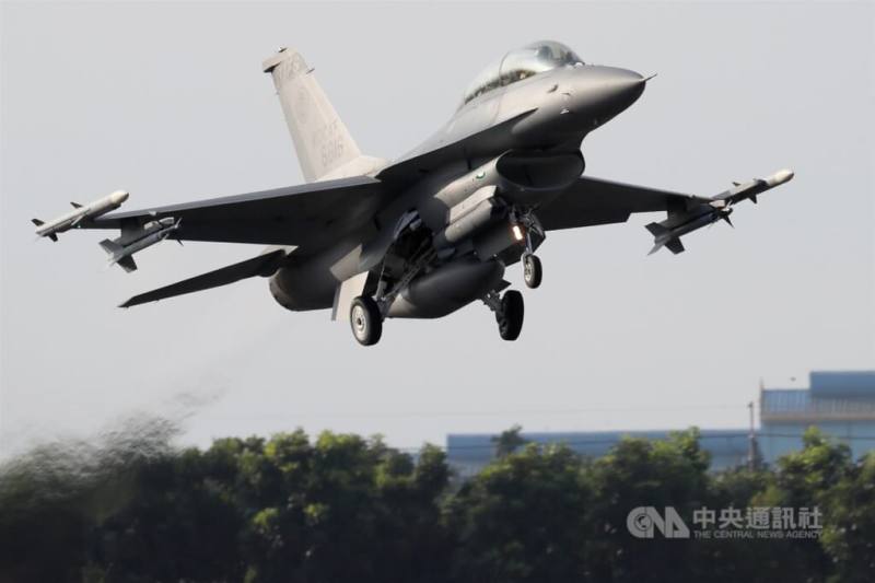 圖為國軍F-16V戰機起降演練。
