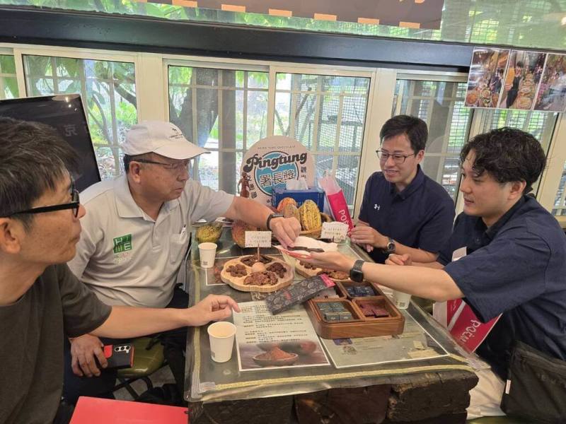 日本愛媛縣訪團11日走訪屏東品牌「小雨果巧克力」，實地了解屏東可可從產地到餐桌的完整製程，對獨特果酸香氣與甘醇層次留下深刻印象。（屏東縣政府提供）