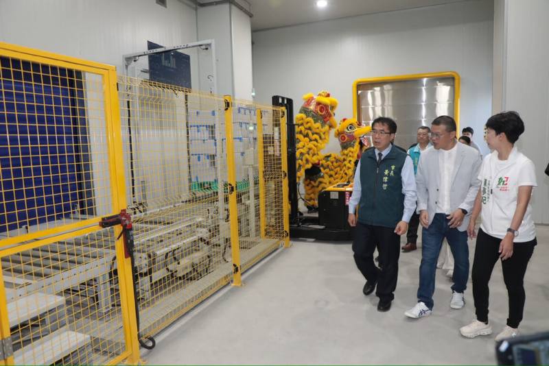 台南市將軍智慧水產加工及物流運籌中心12日正式啟用，台南市長黃偉哲（前左）等人參觀內部設施。（台南市政府提供）