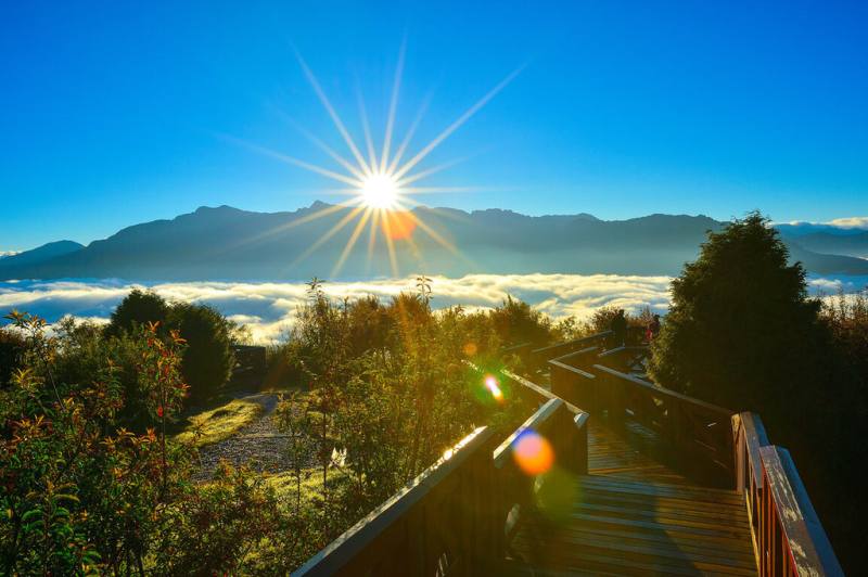 迎接2027年阿里山第一道曙光，嘉義縣政府攜手旅行社推出追日遊程；共6條遊程分別從北、中、南出發。圖為阿里山日出。（嘉義縣文觀局提供）