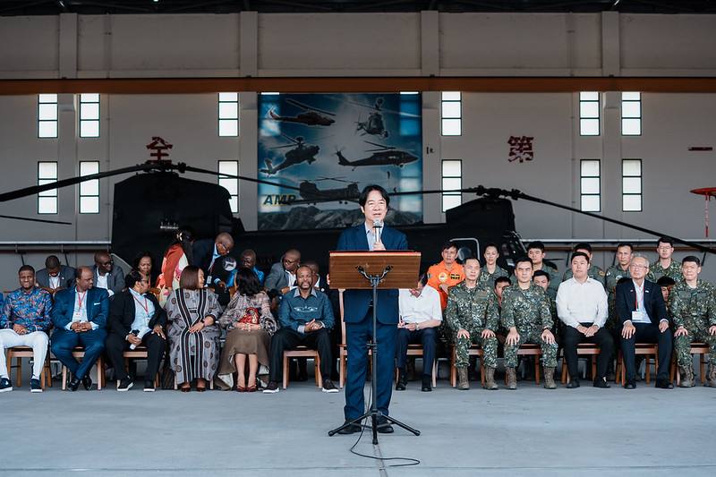 總統陪同史瓦帝尼王國國王恩史瓦帝三世參訪陸軍航空飛行訓練指揮部，並致詞
