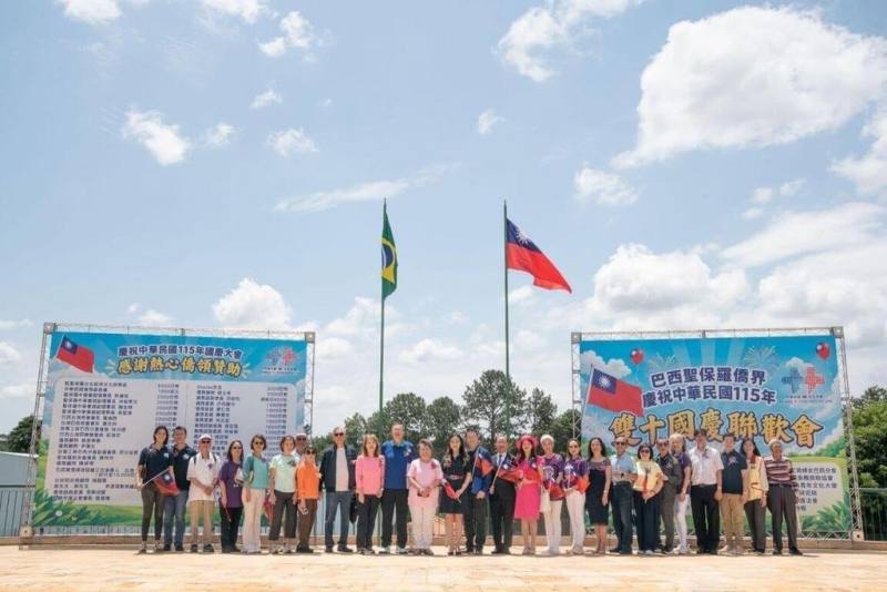巴西聖保羅僑界當地時間10日在巴西華僑網球協會舉辦慶祝中華民國115年雙十國慶聯歡會，僑胞在升旗典禮後於中華民國與巴西國旗前合影留念。（駐聖保羅辦事處提供）