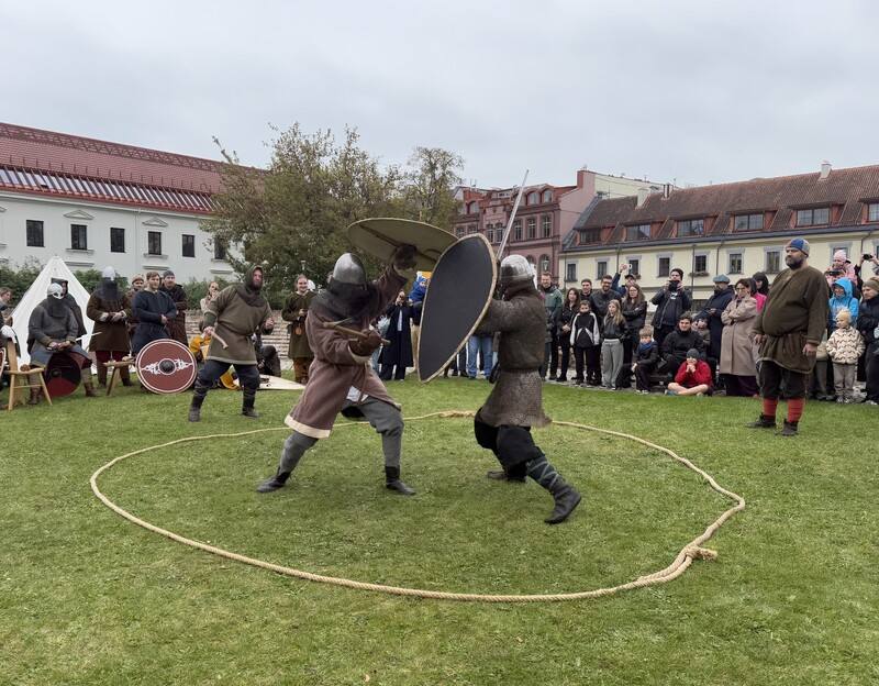 立陶宛國家博物館10日舉辦年度「中世紀日」文化活動，透過傳統烹飪、古老工藝及戰士表演，邀民眾探索維爾紐斯中世紀生活樣貌。