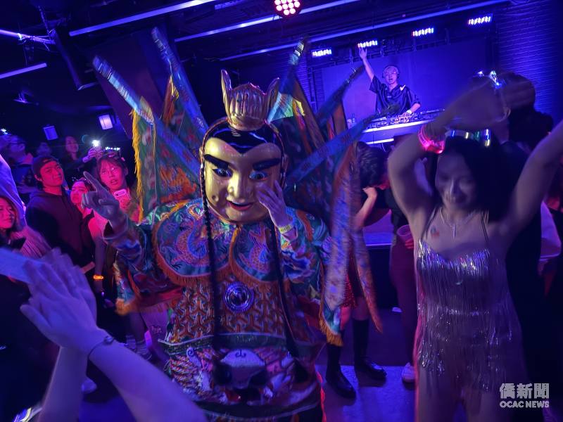 電音三太子吸引目光，嗨翻全場。