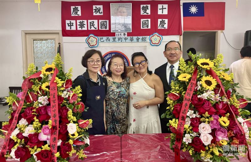 聖保羅文教中心主任尤正才（右1）代表駐聖保羅辦事處處長朱怡靜致上國慶祝賀花籃由吳謝滿（左1）、里約中華會館新任理事長周圓（左2）等人代表接受。