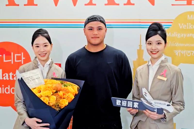 效力於美國職棒大聯盟底特律老虎隊的台灣旅美棒球好手李灝宇（中）12日搭機返台，星宇航空特別安排地勤人員於登機門獻花，更送上精心小禮物歡迎他回家。