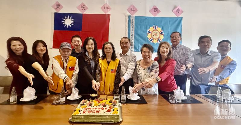 與會貴賓們合切雙十國慶和榮民節蛋糕。