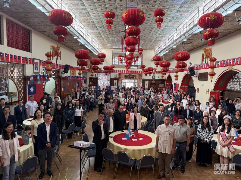 華僑會館齊聚近300位僑胞，慷慨激昂齊唱中華民國國歌。