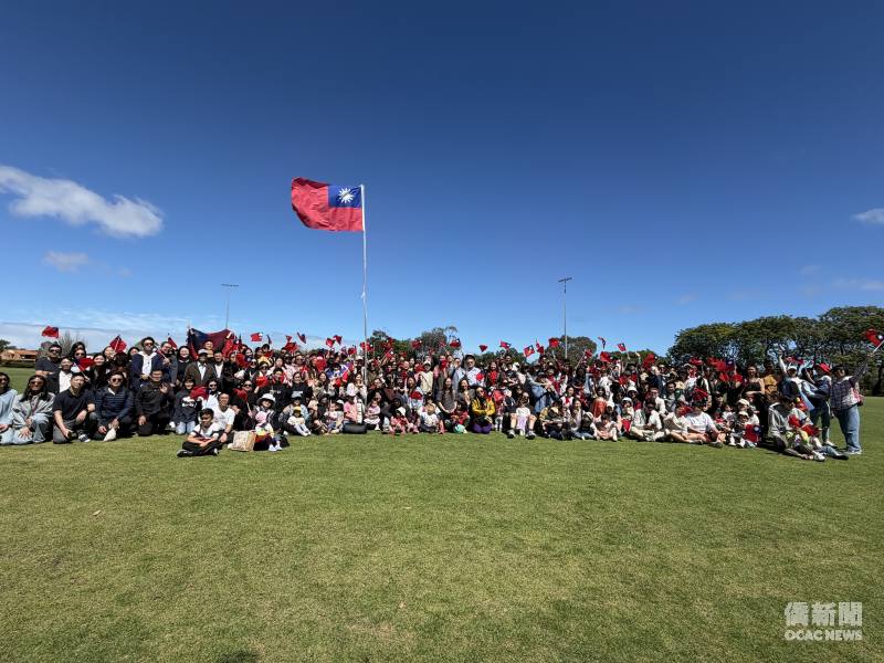 西澳伯斯115年國慶升旗典禮吸引250位僑胞共襄盛舉。