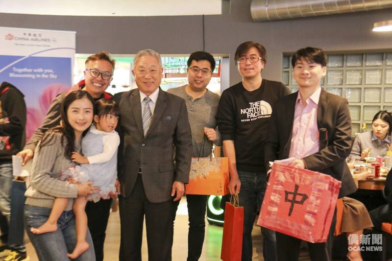 田中光（左二）、荷蘭臺灣鄉親聯誼會副會長暨活動司儀蕭献城（右一）與摸彩得獎鄉親及家人開心合影。