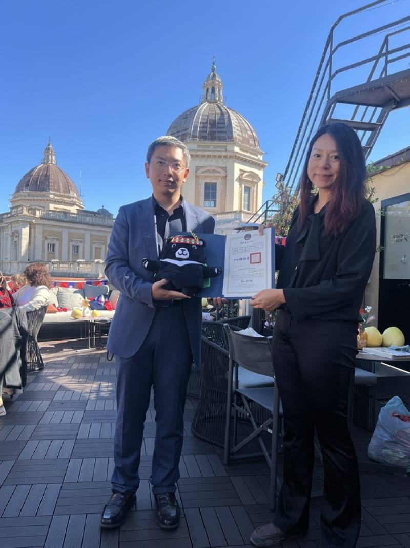 義大利羅馬台灣同鄉會11日舉行會長交接儀式，新任會長左安妮（右）接下僑委會僑務秘書蔡紹方（左）給予的證書。