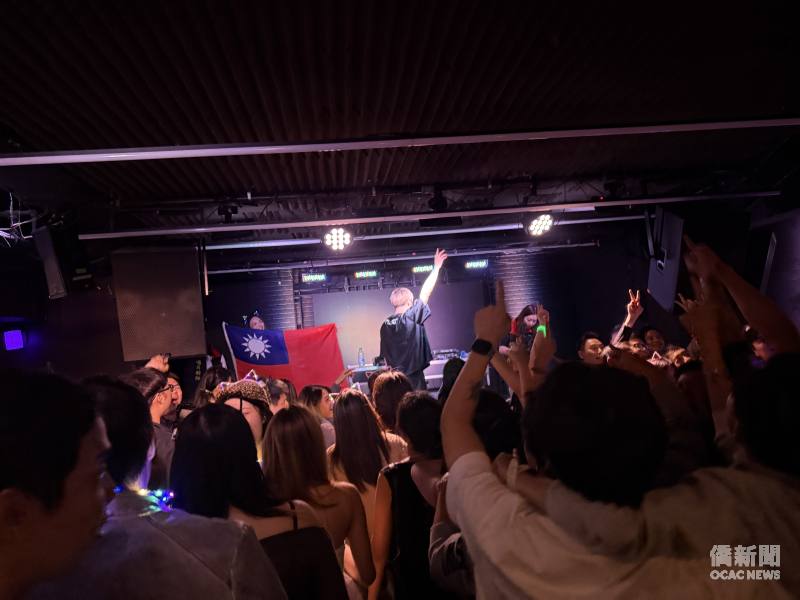 10月10日凌晨0點整，「Tight Beat 2026：多倫多大舞廳」DJ播放中華民國國旗歌，安排升旗將氣氛帶到最高點。