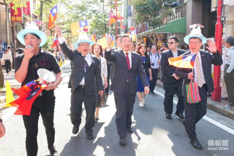 橫濱僑界於橫濱中華街舉行雙十國慶慶祝遊行，駐日本代表李逸洋大使（前右2）、駐橫濱辦事處處長蘇岳璽（前右1）及橫濱華僑總會會長許耀庚（前左2）共同參與遊行，與僑胞歡慶國慶。