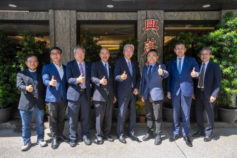 立法院長韓國瑜（左4）11日率跨黨派立委款宴「日本台灣友好議員聯盟」會長古屋圭司（右4）一行。（立法院提供）