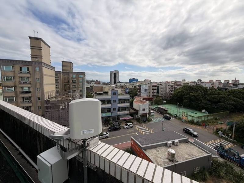 桃園市政府環保局12日表示，已於9月完成國光電力公司周邊40組空氣品質感測器布建，監測數據已介接環境部「空氣網」，提供民眾及學校即時查詢，發揮自主防護效能。（桃園市政府環保局提供）