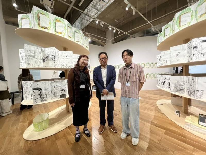 駐日台灣文化中心今年首度與東京都合作，促成台灣藝術家陳郁文（左）及陳重穎（CHEN Shige）參與東京國際美術展「TOKYO ATLAS」相關企畫展「座標」。圖中為駐日台灣文化中心主任曾鈐龍。（駐日台灣文化中心提供）