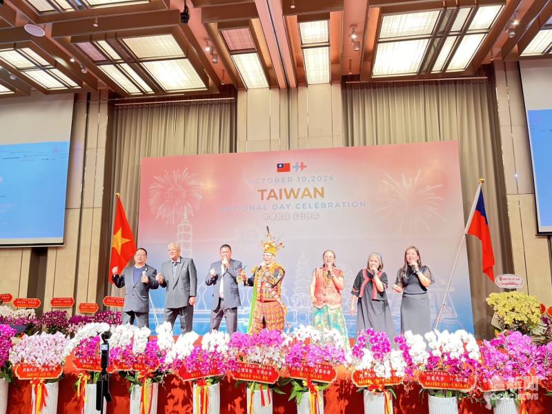 胡待明(中)帶領(左至右)袁名雄、張建忠、高政賢、陳麗惠、樑秀琴及餘秀英等6位牧師組成的「原漾合唱團」，展現臺灣原住民族文化的多元與豐富之美。