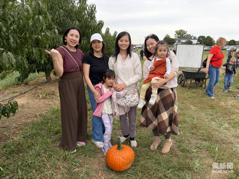 僑胞朋友一同摘南瓜，Wendy Huang(右一)、Iris Wang(右二)、I fan Wu(左一)、Vivian Wang(左二)合影。