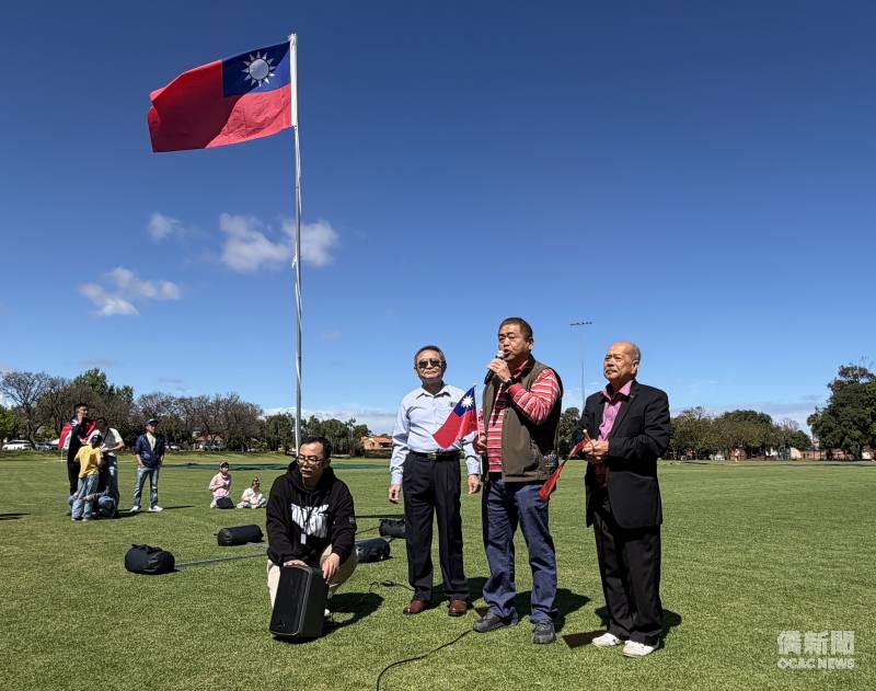 (立者左至右)僑務諮詢委員陳俊明、王錦昌與曾廣友帶來祝賀。