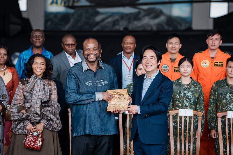 賴清德總統11日上午陪同史瓦帝尼王國國王恩史瓦帝三世（King MswatiⅢ）前往臺南參訪陸軍航空飛行訓練指揮部