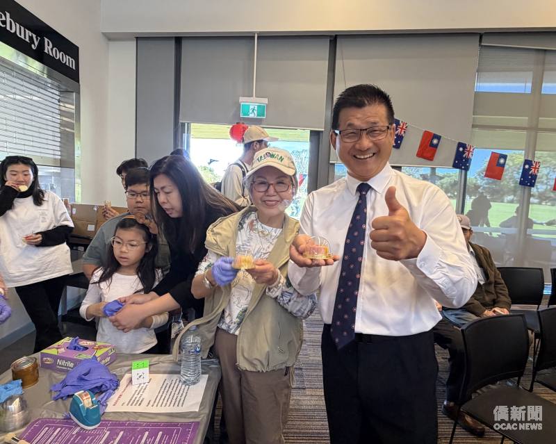 澳洲聯邦眾議員林文清(右1)親手製作月餅，與臺僑同樂。
