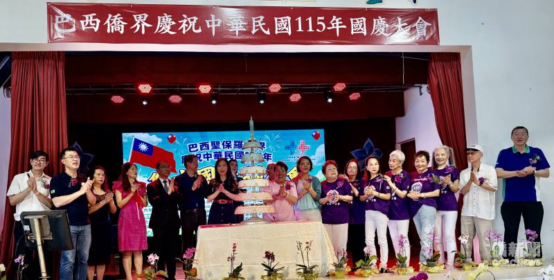 貴賓們一起合切6層國慶大蛋糕，祝賀中華民國國運昌隆
