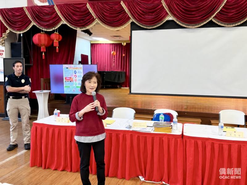 美東南中文學校聯合會會長范琪君向與會人員介紹喬治亞州Chamblee市警局警官Dustin Bulcher。