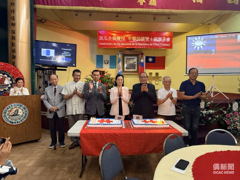 與會僑領和貴賓圍繞國慶蛋糕，祝福臺灣國運昌隆。