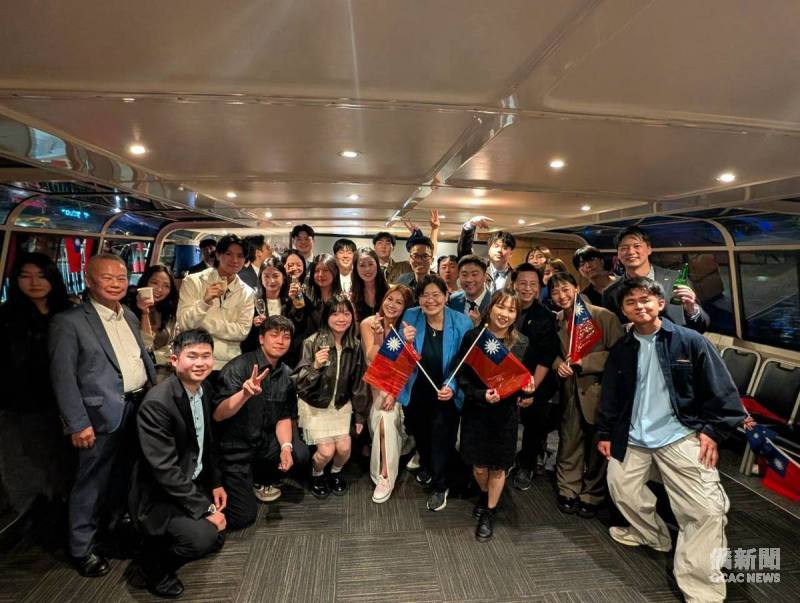 駐墨爾本辦事處副組長楊容清(左5)與墨爾本臺灣商會青商部部長徐婉瑄(左4)及活動志工合影