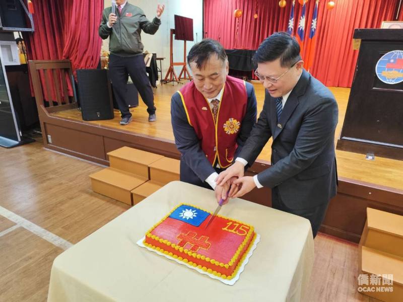 王多祿(左)及林主恩(右)共同切蛋糕祝賀國慶
