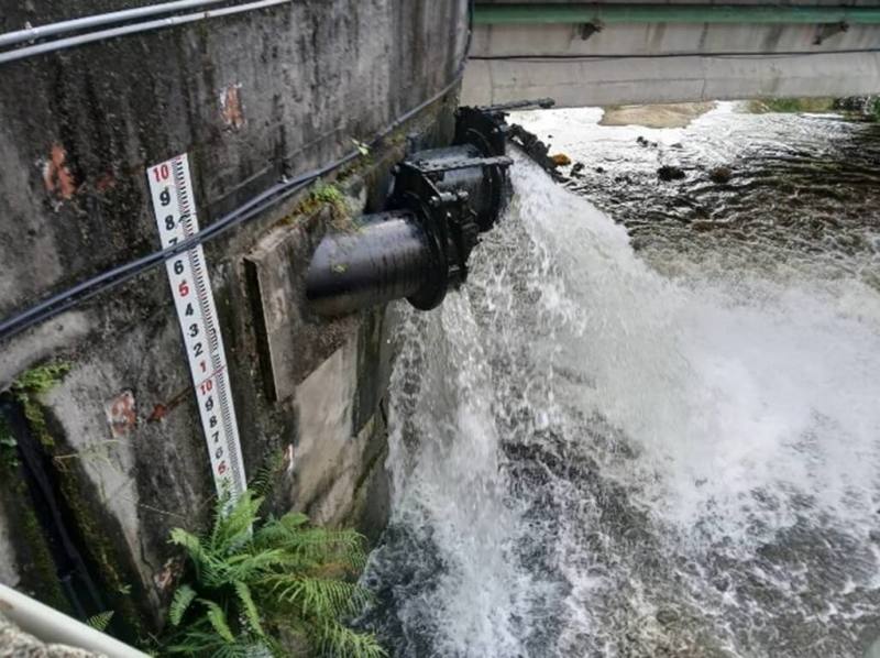 為提升鳥松仁美地區防洪量能，高雄市水利局辦理「仁美抽水站防汛設施更新應急工程」，增設2台沉水式電動抽水機，預計116年2月完工。（高雄市水利局提供）
