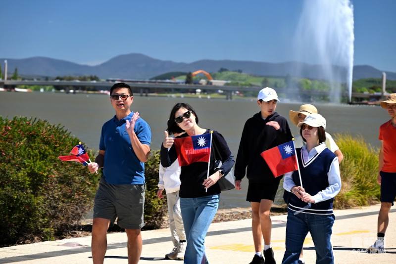 活動手持國旗沿 Lake Burley Griffin 健走