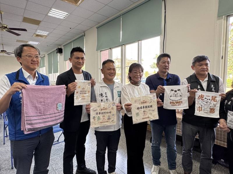 2026虎尾毛巾節將於17日登場，現場集結約80攤在地毛巾業者，以台灣製造（MIT）的品質與設計力，展現毛巾王國的產業實力。雲林縣副縣長謝淑亞（右3）、虎尾鎮長林嘉弘（右2）等人13日邀親子同遊。