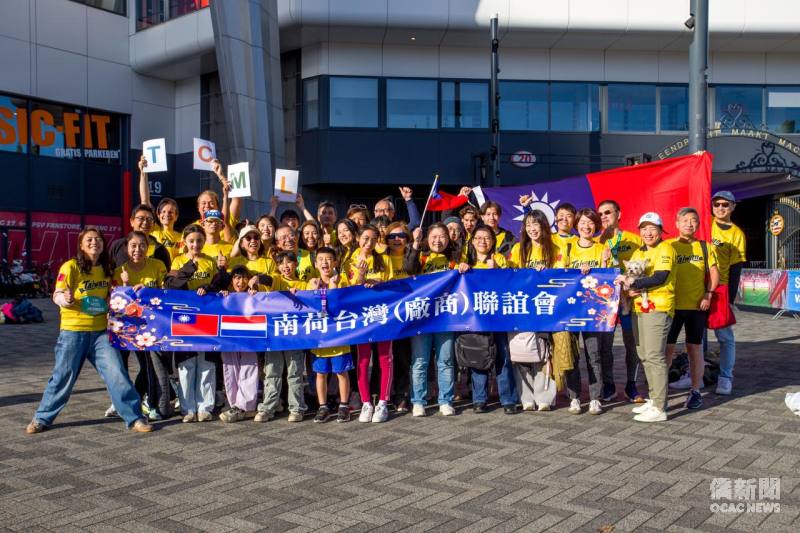 Group photo with Susan Su (front row, fourth from right) and Livia Wang (front row, third from right), secretaries at the Taipei Representative Office in the Netherlands, and Candy Tang (front row, fifth from right), President of TSN.