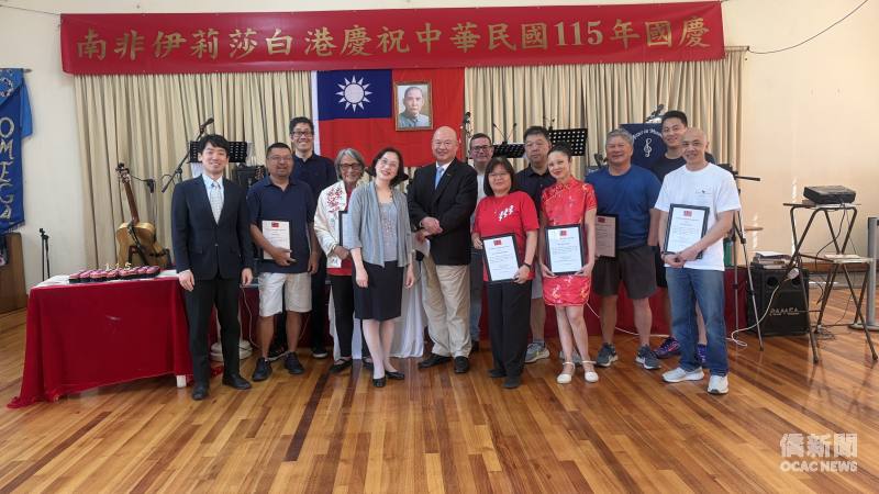 陳瑩莉頒發感謝狀予會館謝維倫等15位理事會成員