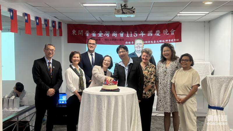 出席貴賓共同慶祝中華民國115年生日快樂