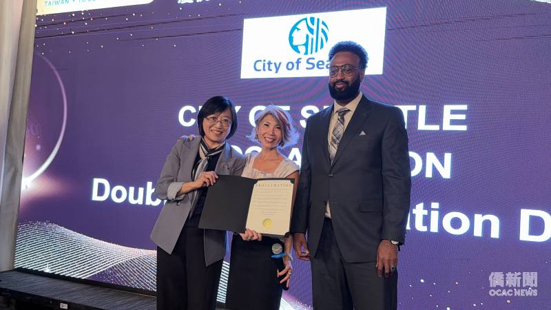 西雅圖警察局副幕僚長Cindy Wong代表西雅圖市長Katie D. Wilson市長宣布2026年10月10日為「雙十慶典日」