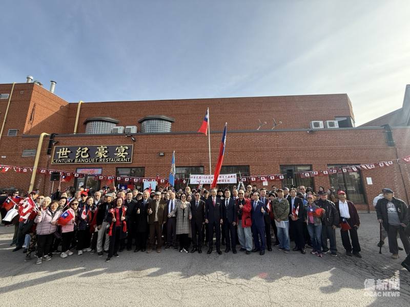 多倫多僑界115年國慶升旗大合影，展現僑界團結氣勢。